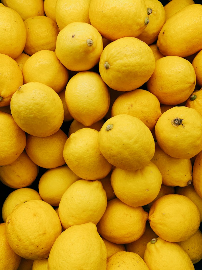 Tumpukan lemon impor kuning dalam dus