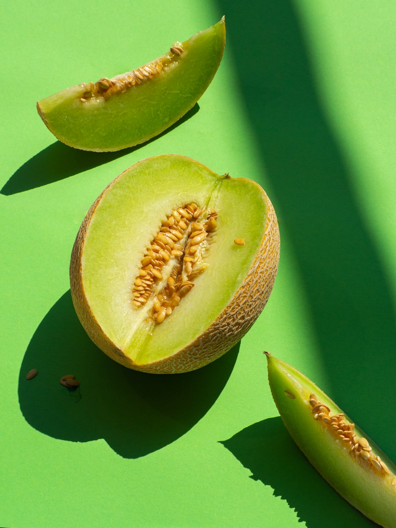 Melon golden dibelah menunjukkan daging buah