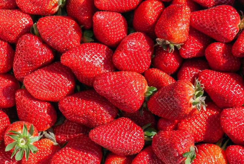 Tumpukan strawberry merah segar