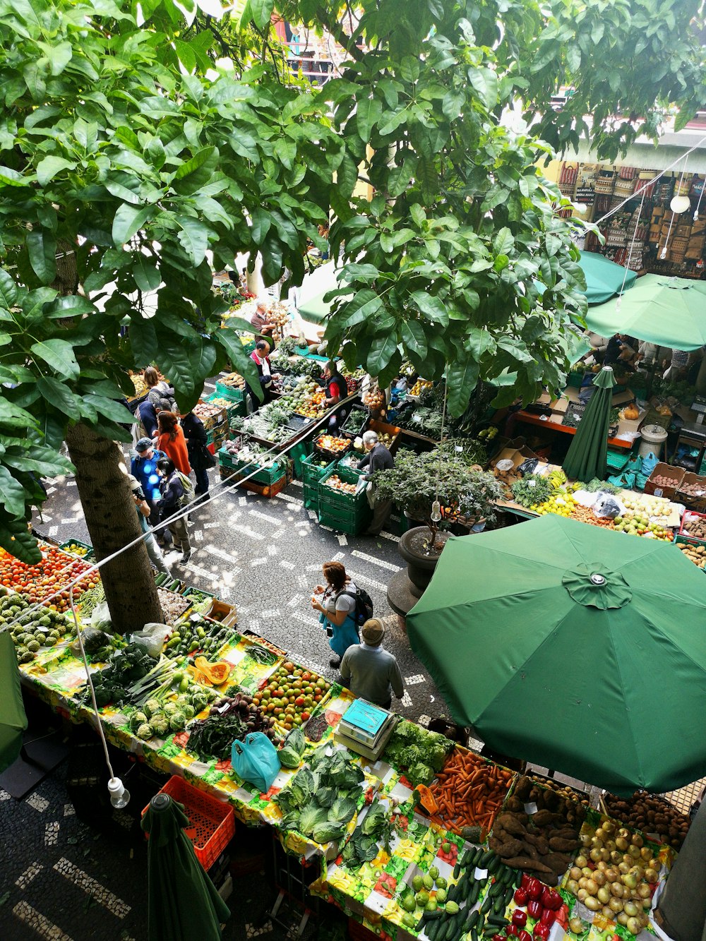 Suasana pasar buah dengan aneka komoditas